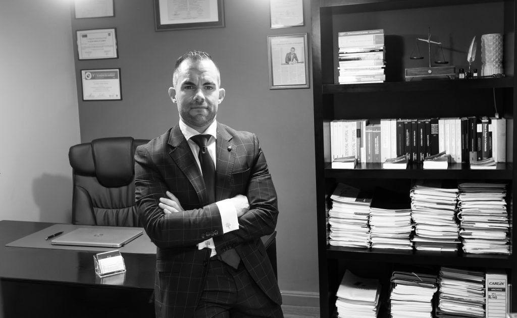 abogado de trafico defendiendo a un cliente