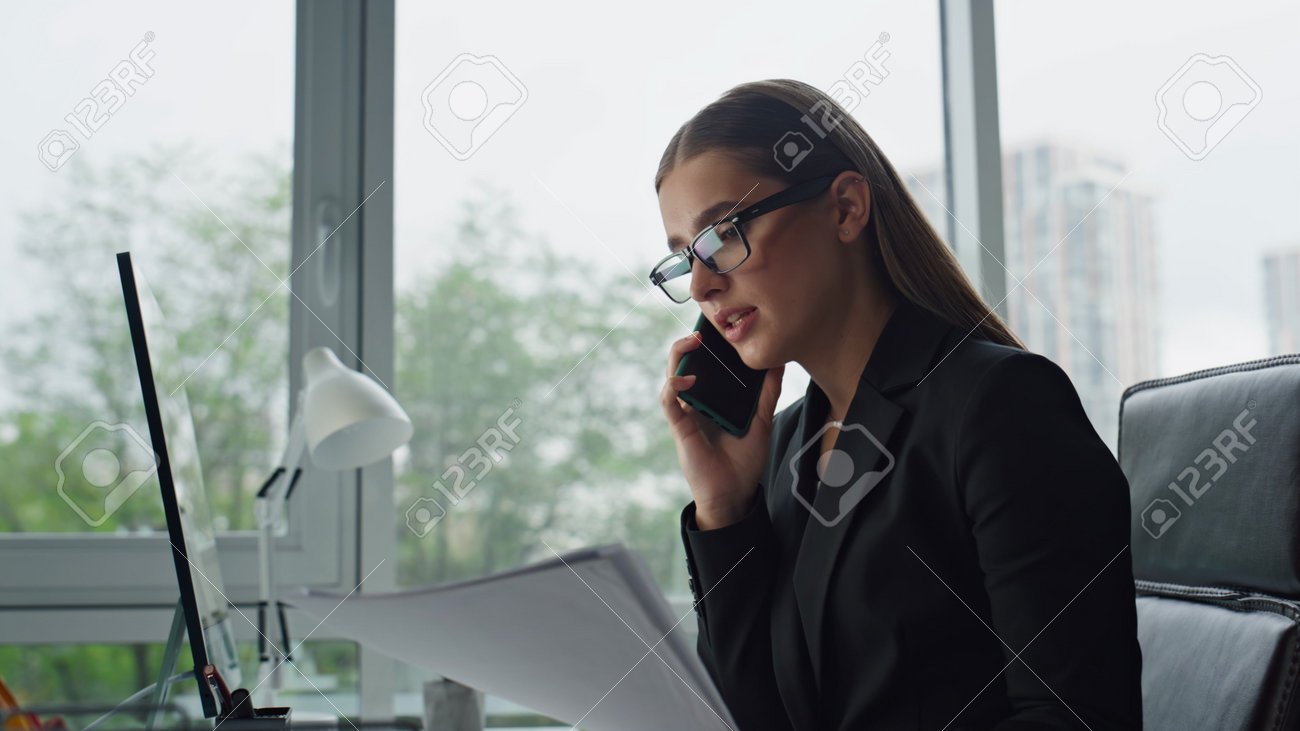 abogado hablando por telefono con cliente preocupado