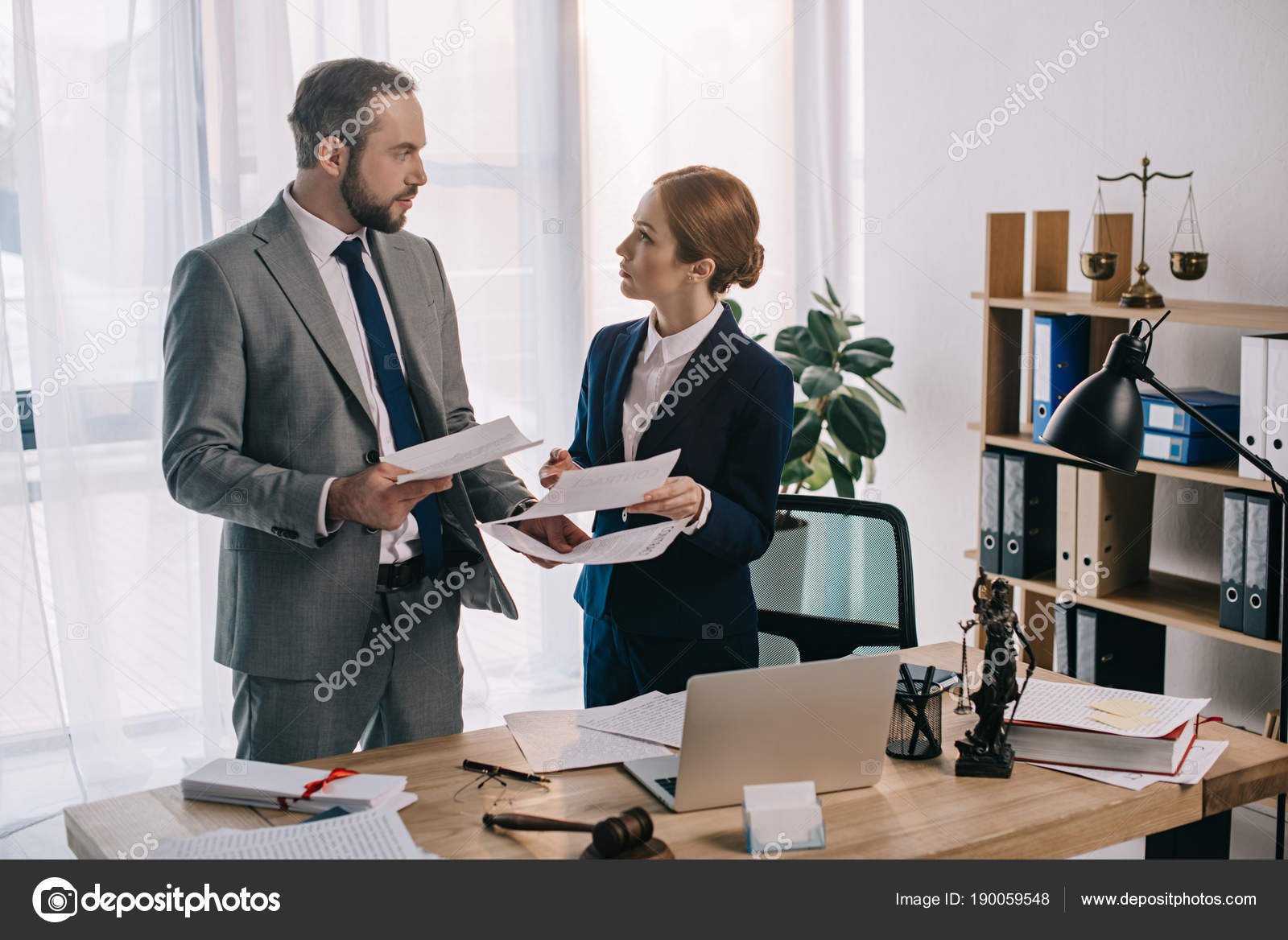 abogados trabajando juntos en una oficina