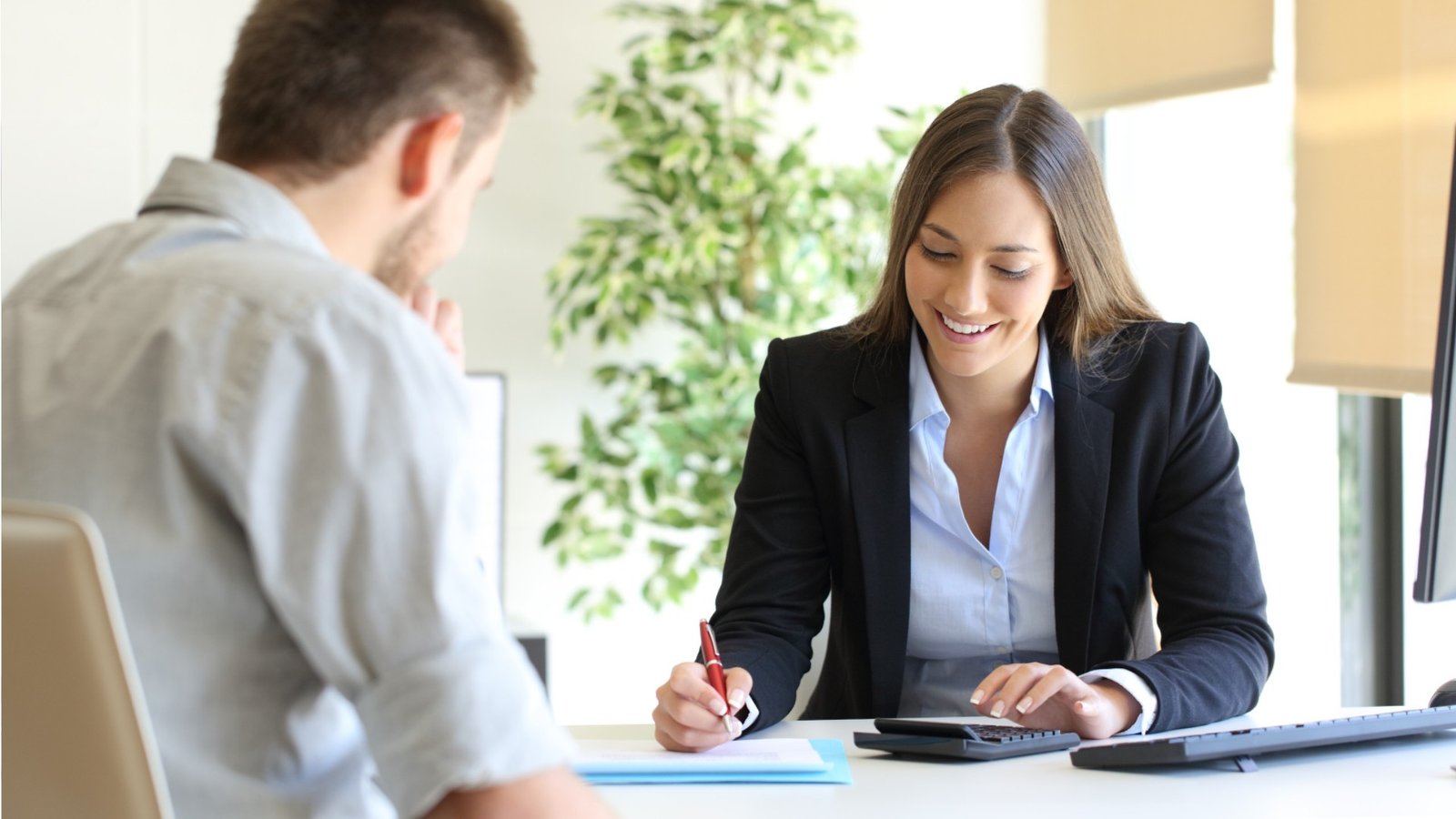 agente de seguros ayudando a un cliente 3