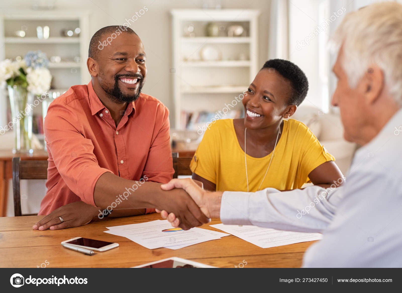 agente de seguros trabajando con clientes felices