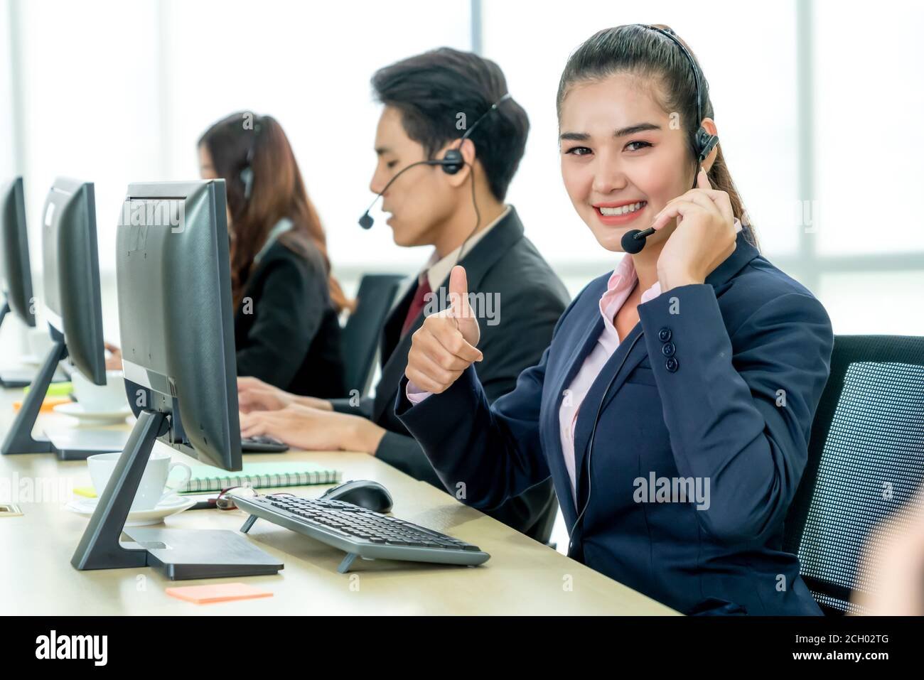 agente de servicio al cliente asistiendo telefonicamente