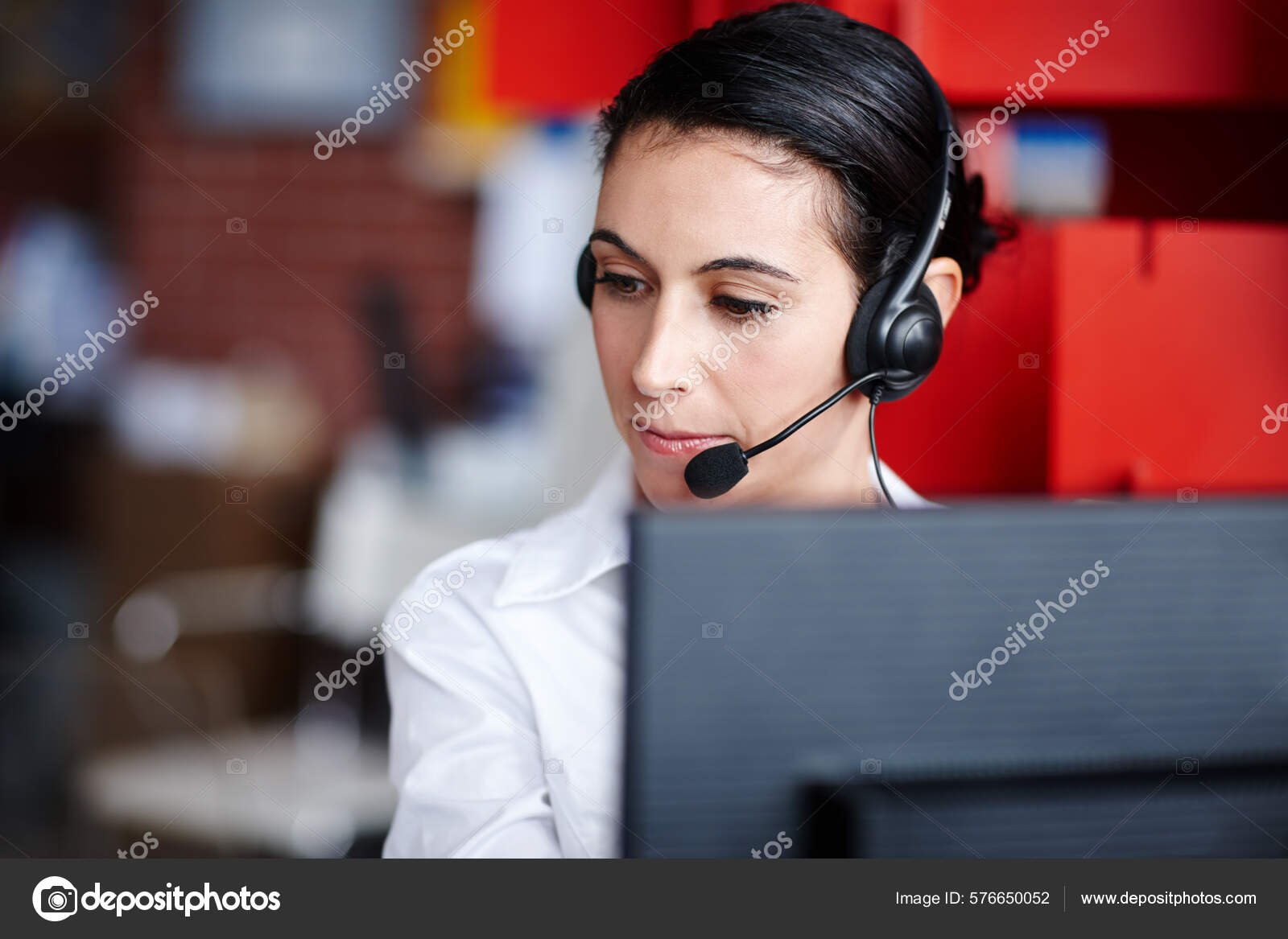 agente de servicio al cliente asistiendo