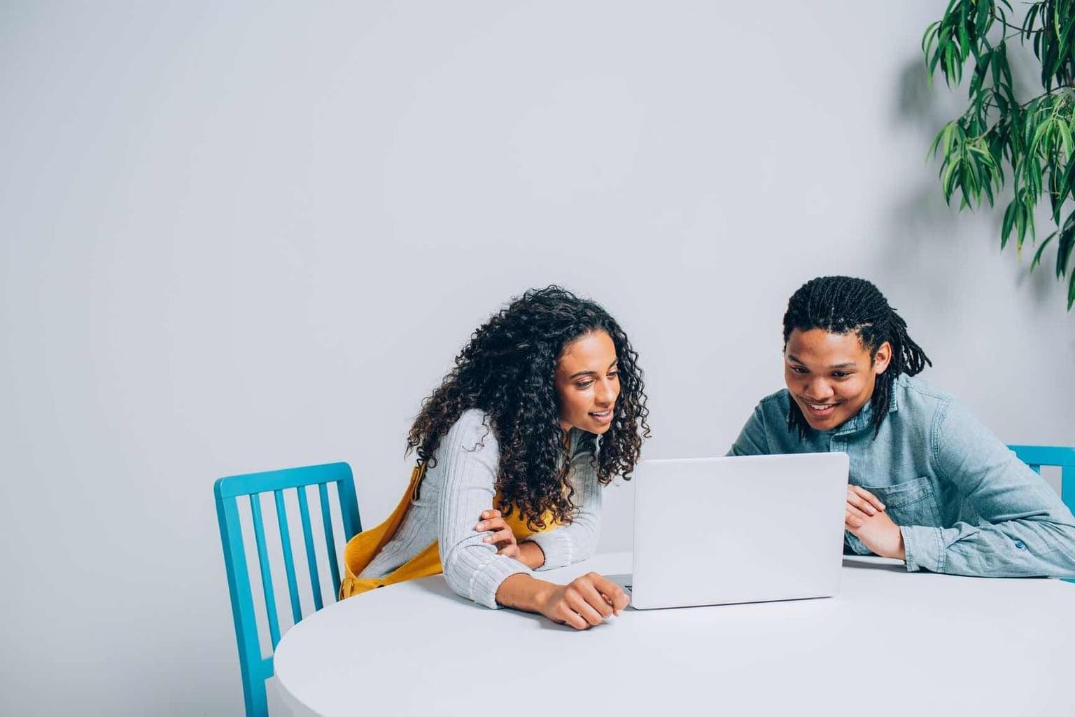 agente de soporte ayudando a un cliente