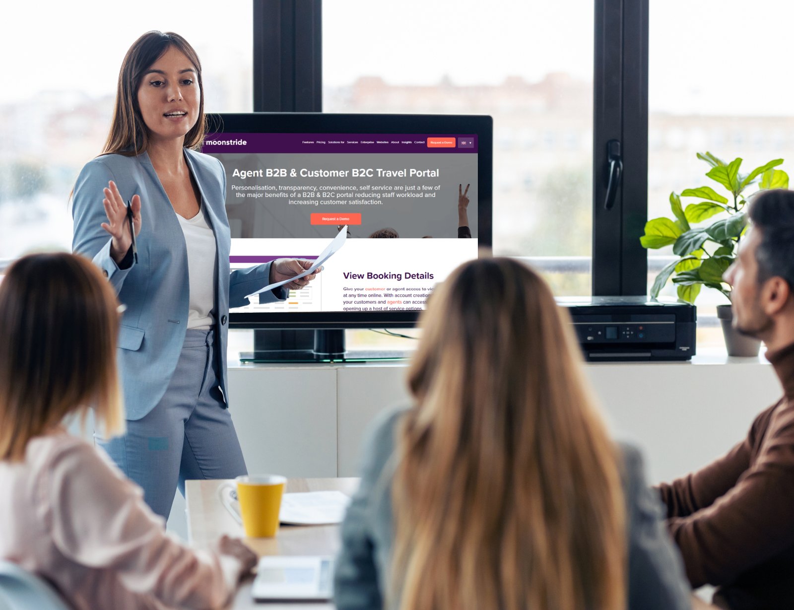 agente de viajes accediendo a portal