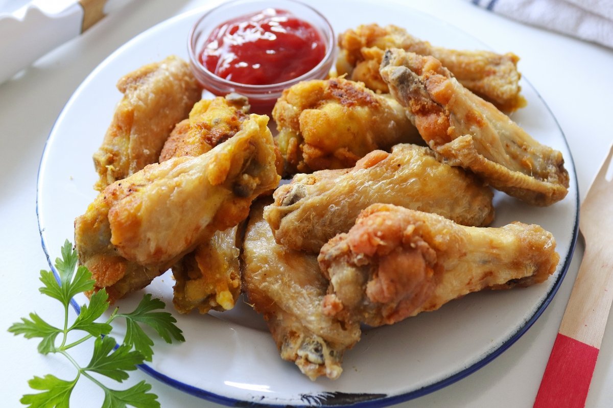 alitas de pollo y papas fritas crujientes