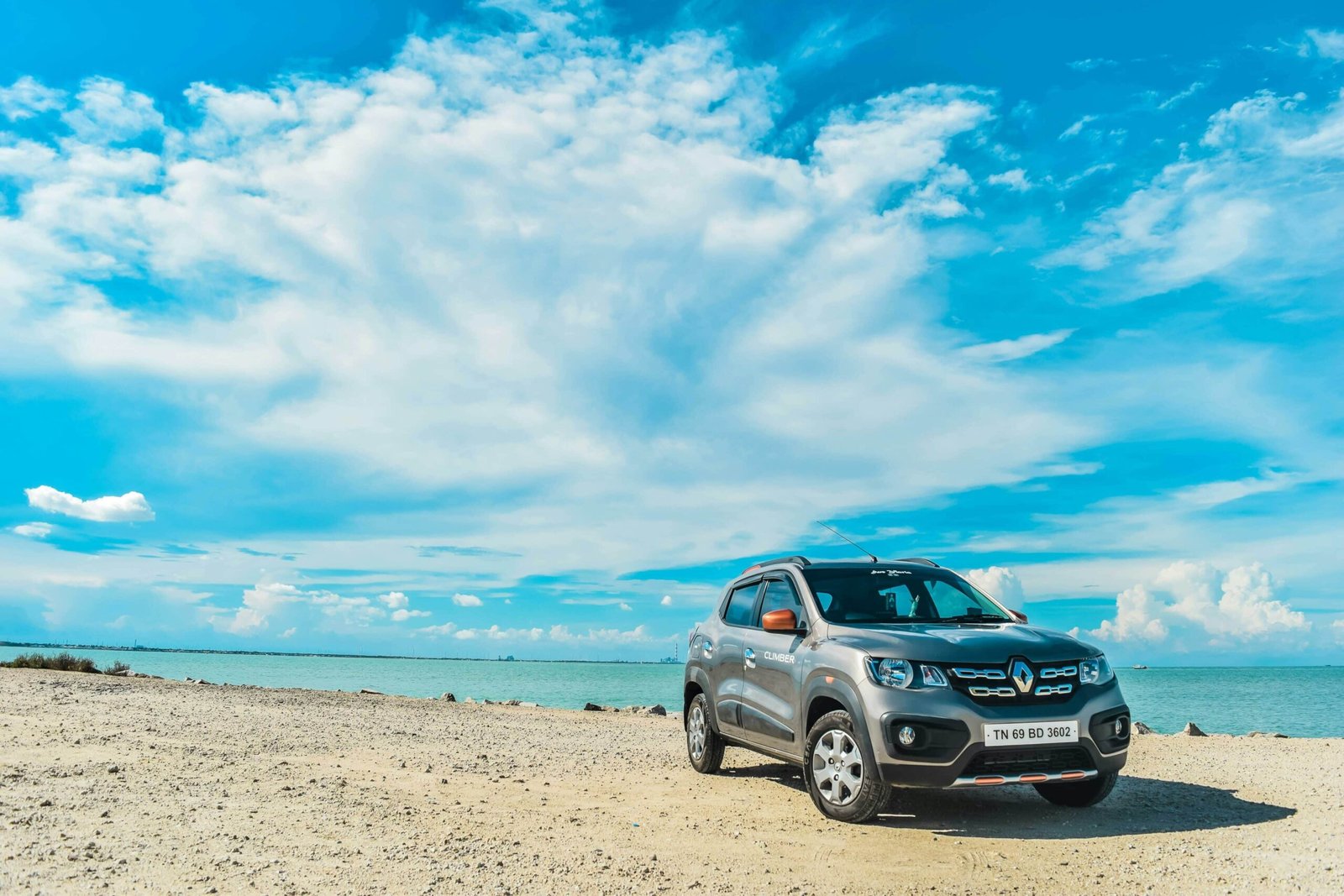 auto de alquiler en hermoso paisaje costarricense scaled