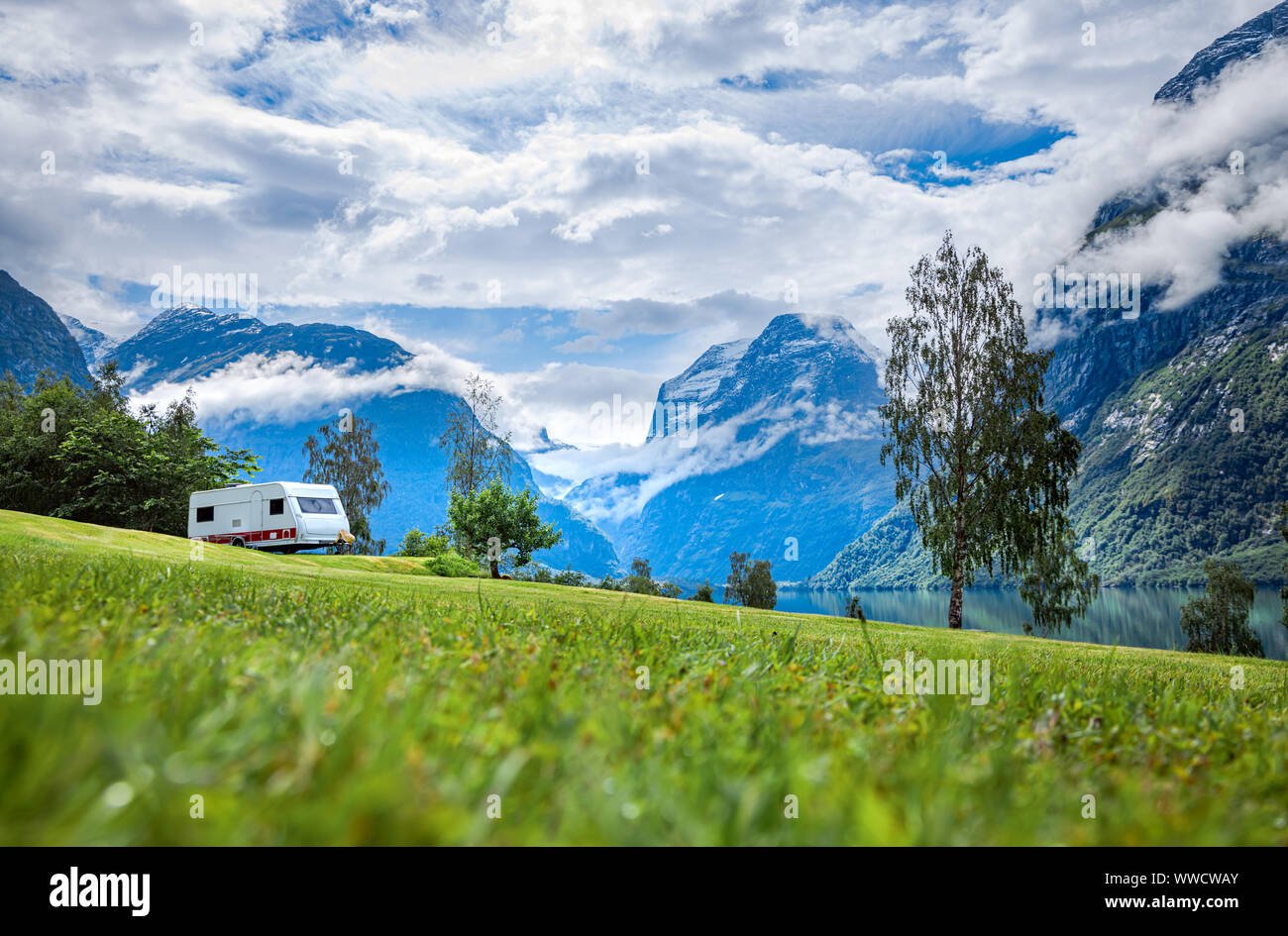auto ecologico en paisaje natural impresionante