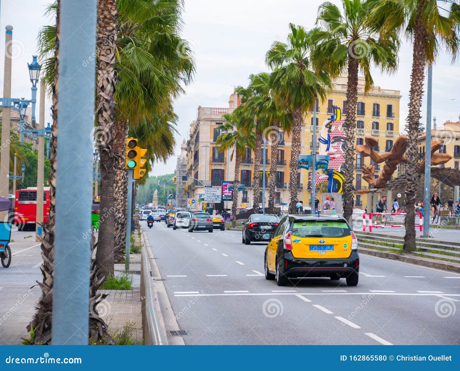 auto rojo en carretera bordeada de palmeras