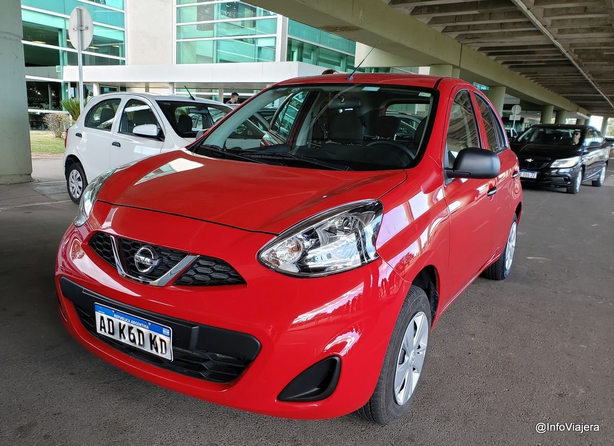 automovil rojo en concesionario de alquiler