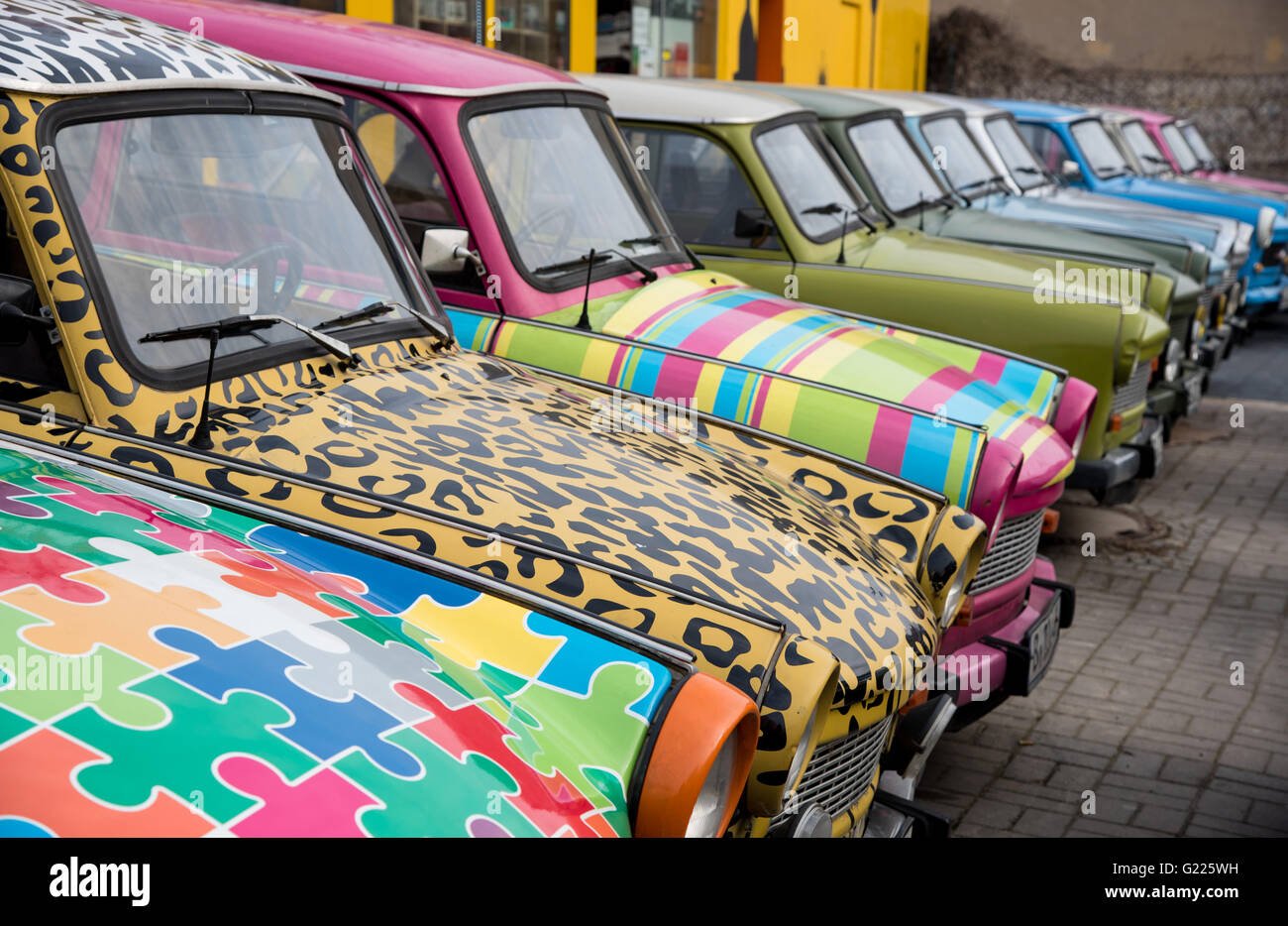 automoviles coloridos en el centro de alquiler