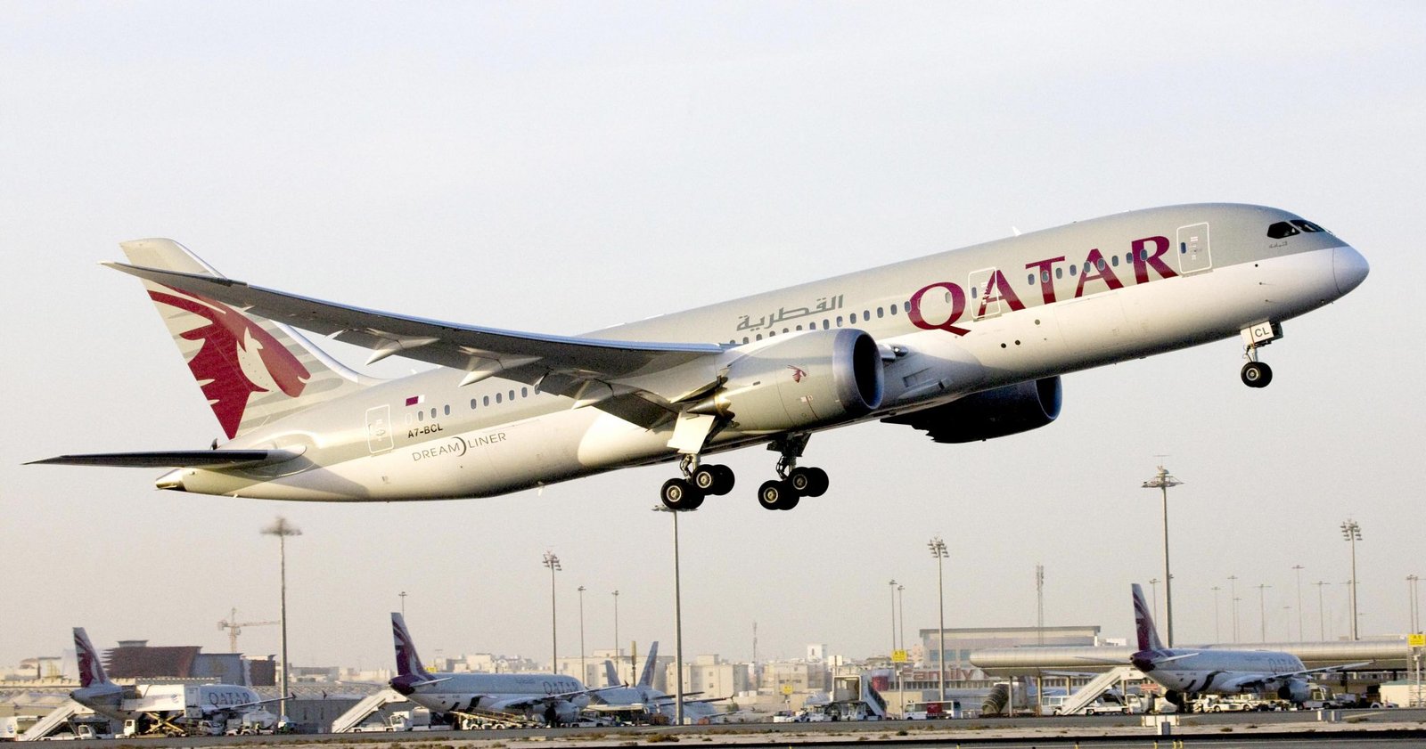 avion de qatar airways despegando hacia destinos
