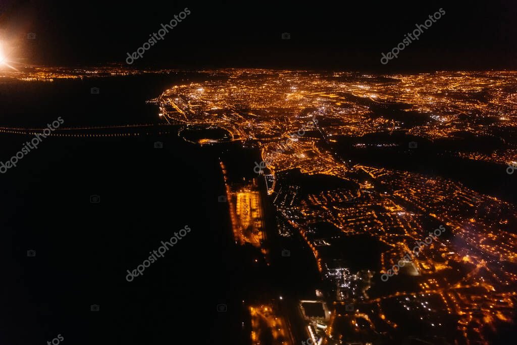 avion despegando al atardecer sobre ciudad iluminada