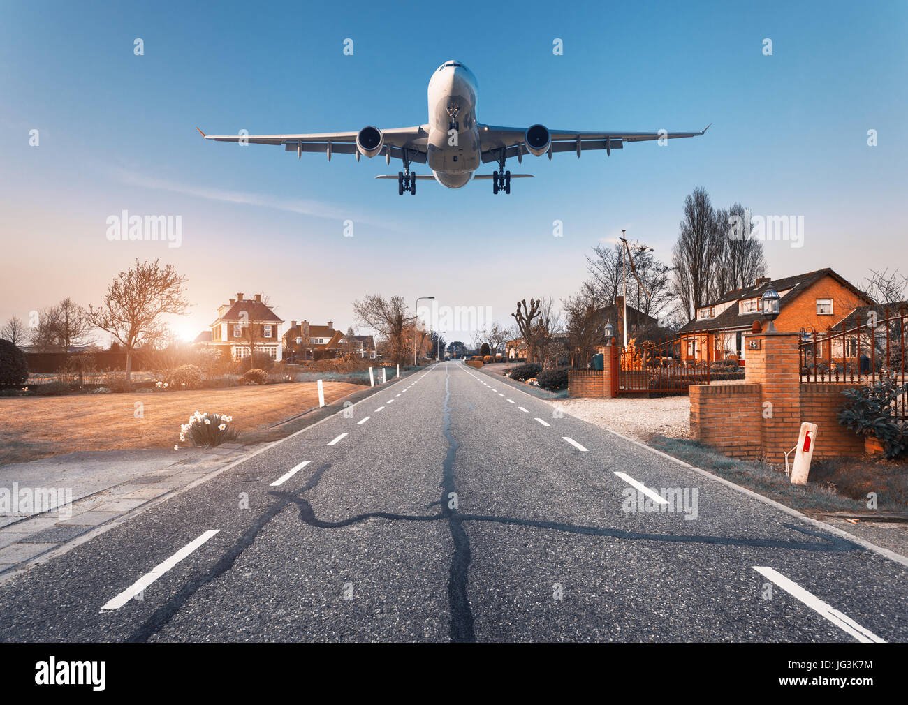 avion despegando al atardecer sobre la ciudad