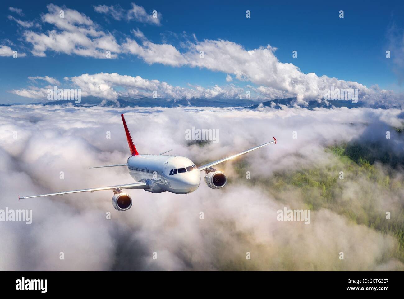 avion despegando al atardecer sobre nubes