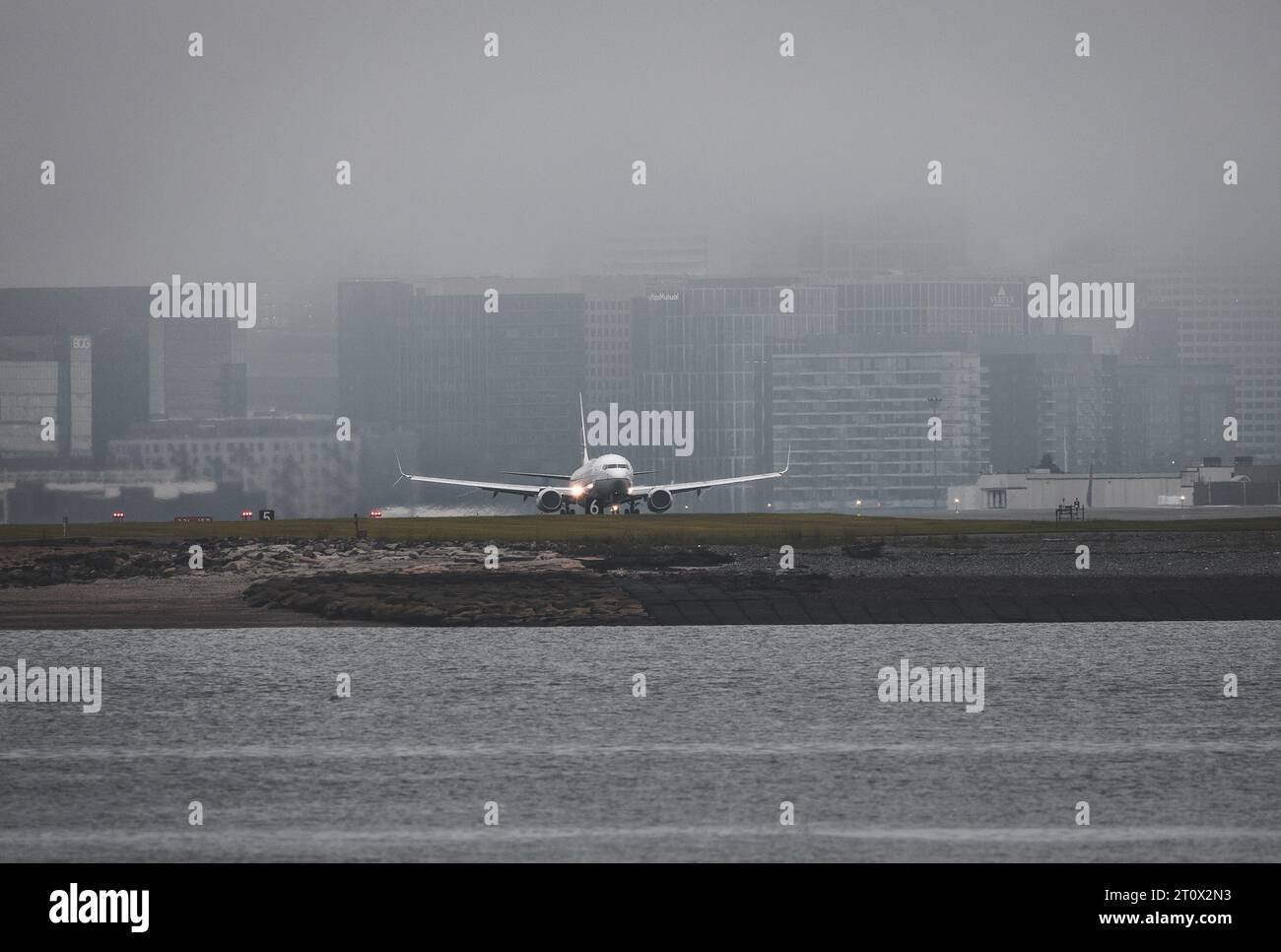 avion despegando con el skyline de boston