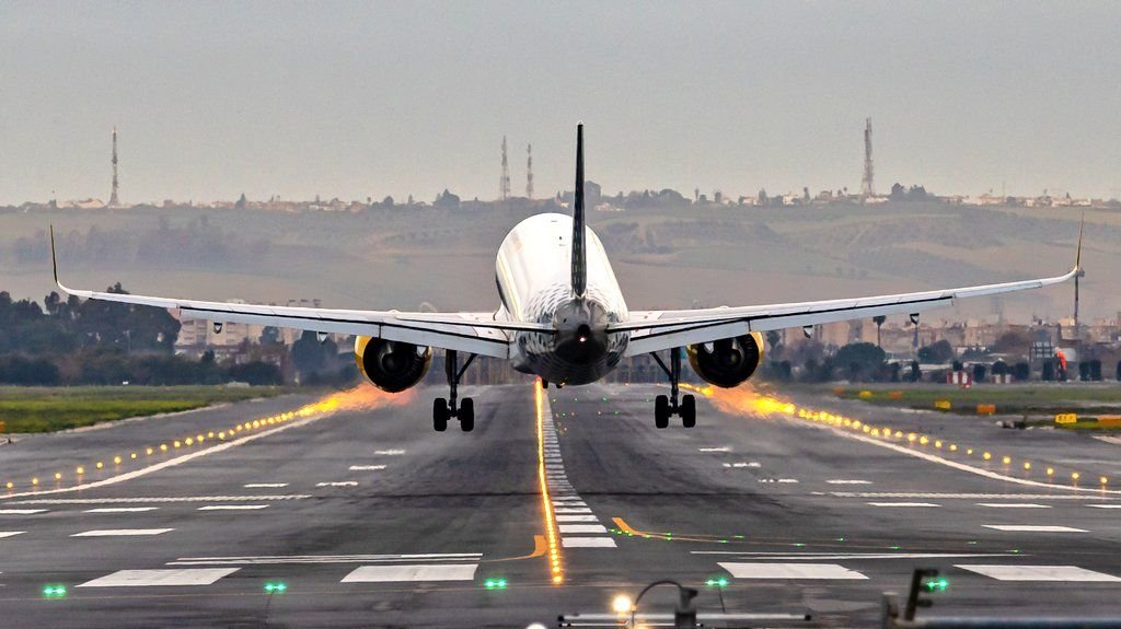 avion despegando en aeropuerto con servicios