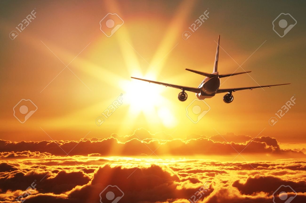 avion despegando en puesta de sol