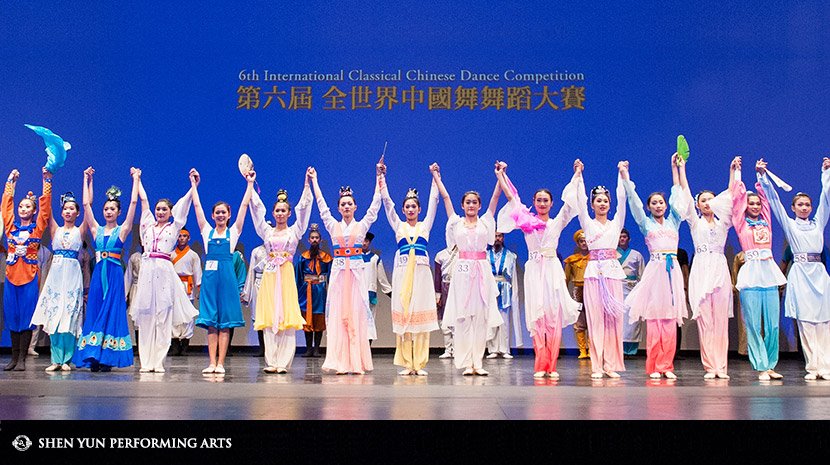 bailarines de shen yun en escenario impresionante