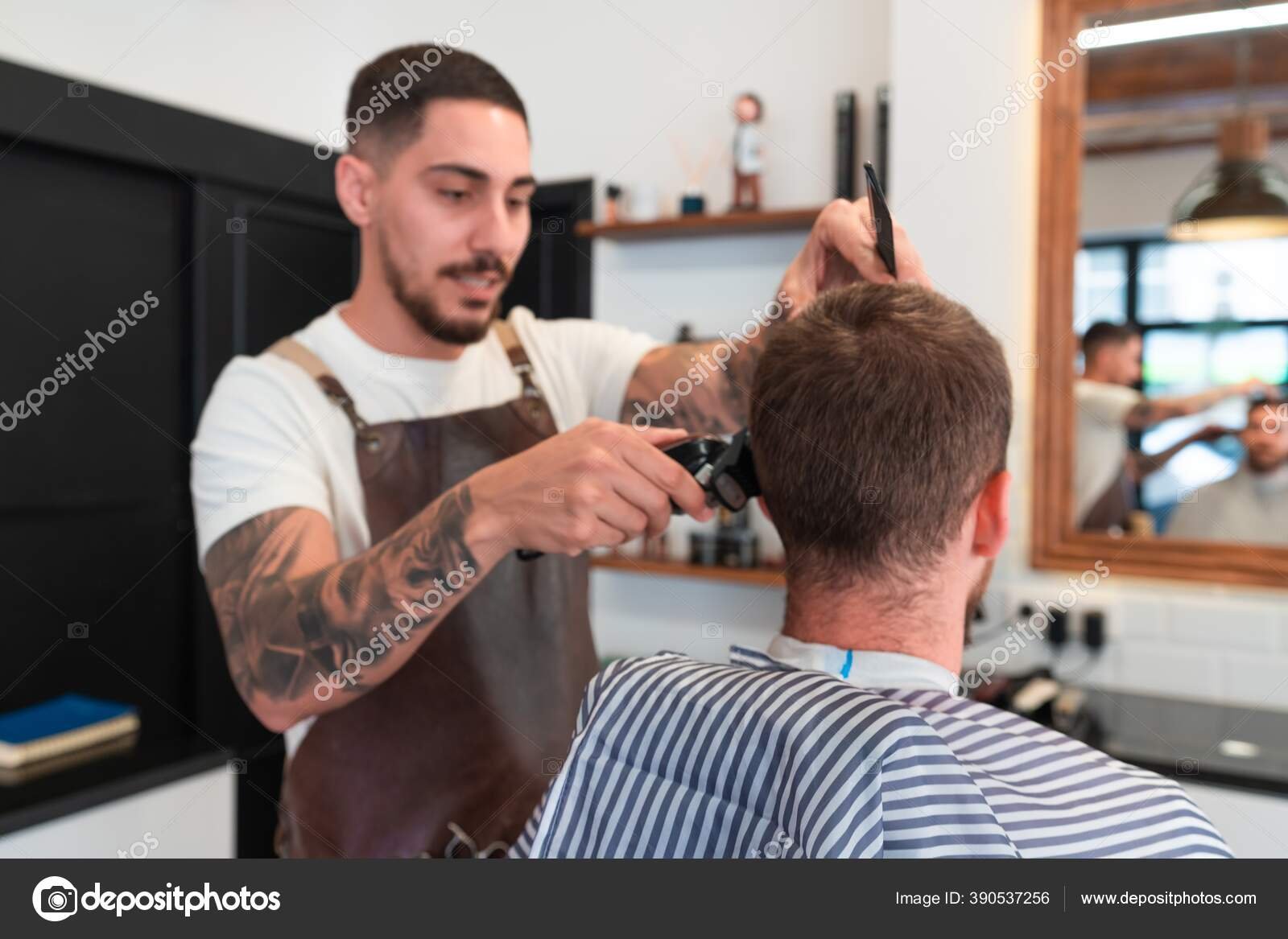 barbero cortando el cabello de un cliente