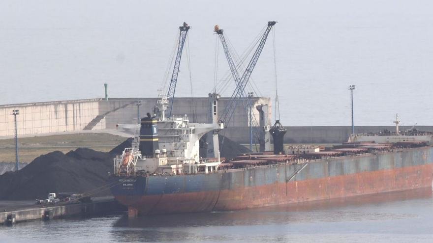 barco carguero en el puerto de richmond