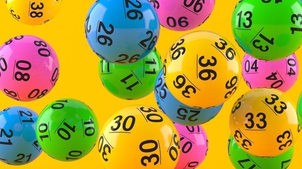 bolas de loteria powerball con numeros variados