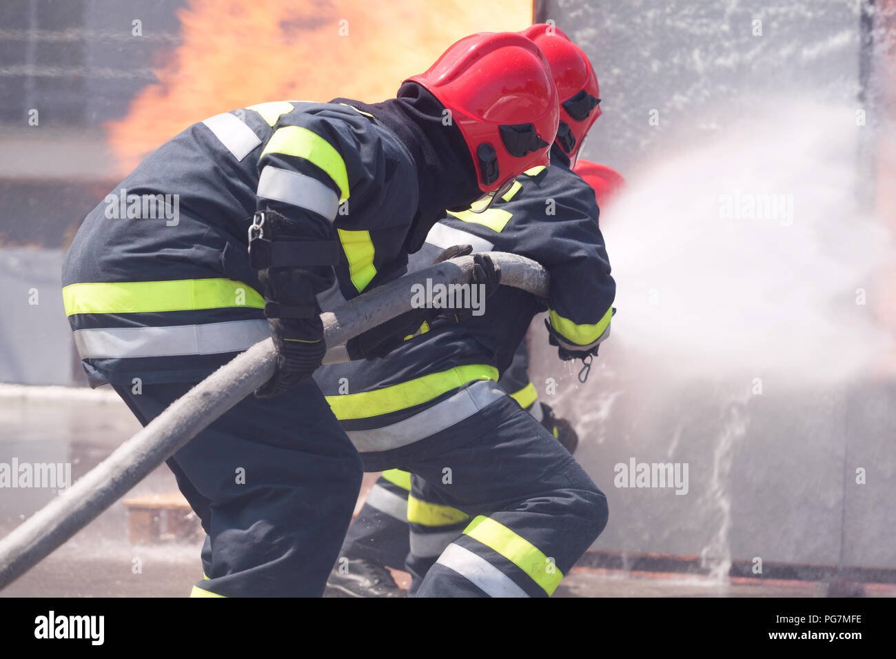 bombero usando manta antiincendios en accion