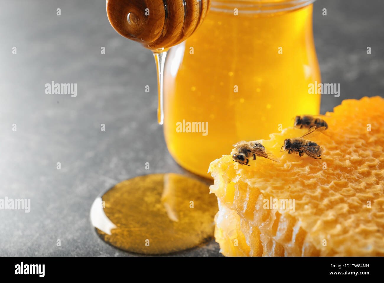 botella de miel real y panal