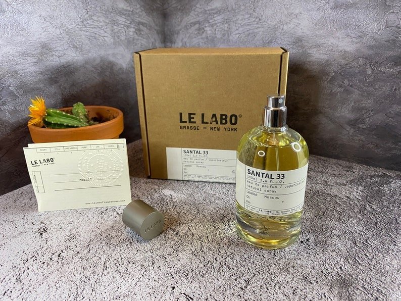 botella de perfume le labo en mesa