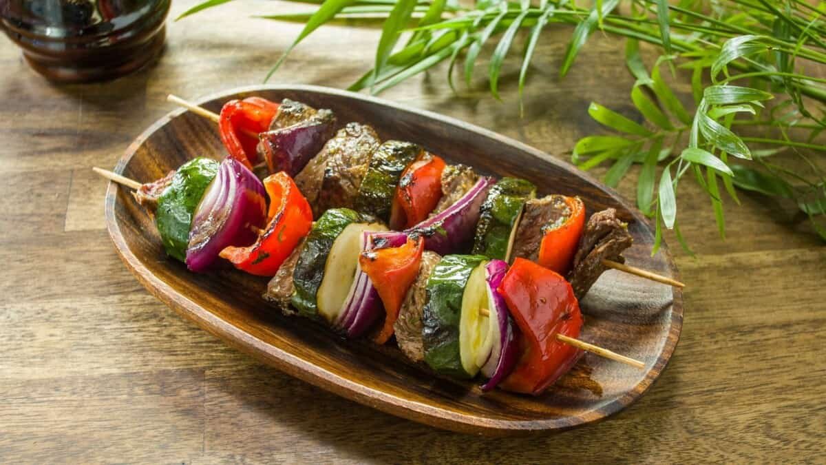 brochetas de carne y verduras a la parrilla