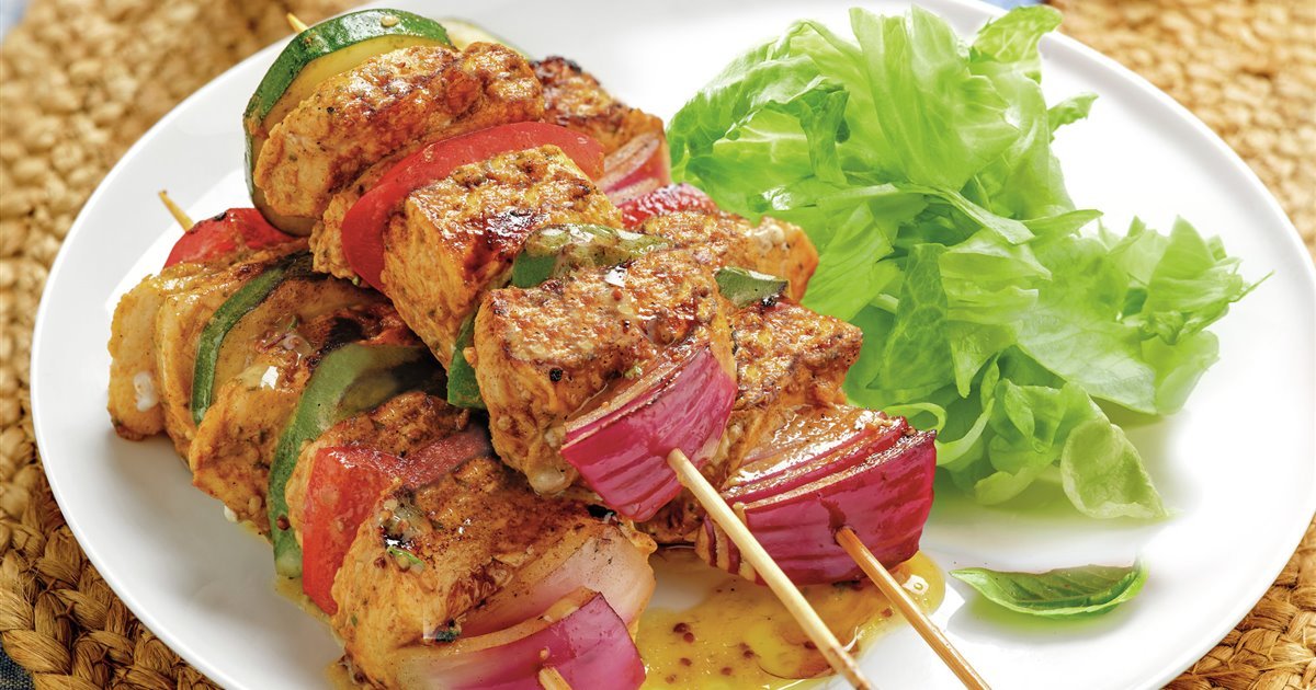 brochetas de pollo marinado con verduras frescas