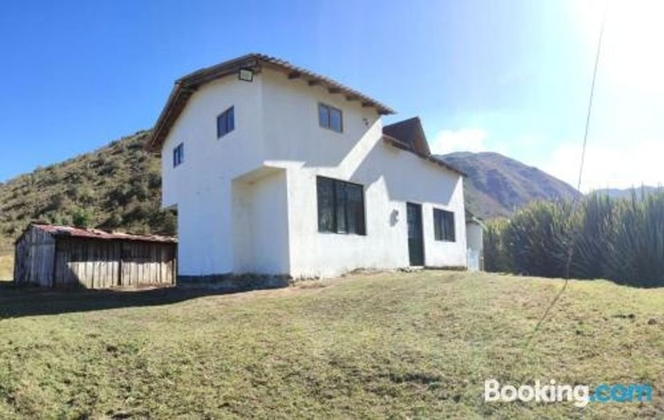 cabana acogedora en medio de la naturaleza