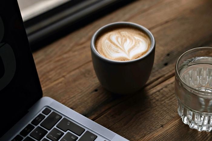 cafe con vistas inspiradoras para escribir blog