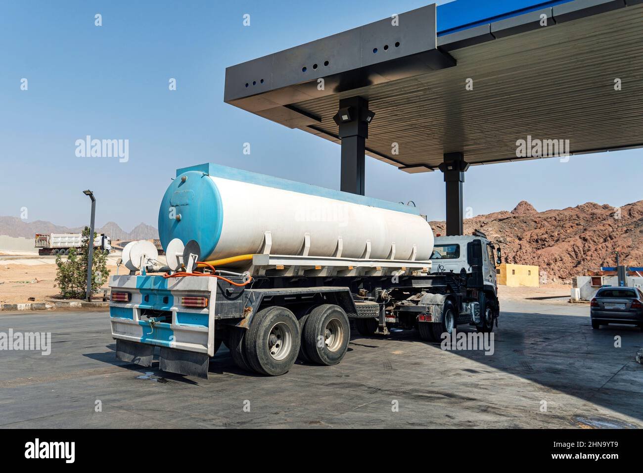 camion cisterna en estacion de servicio