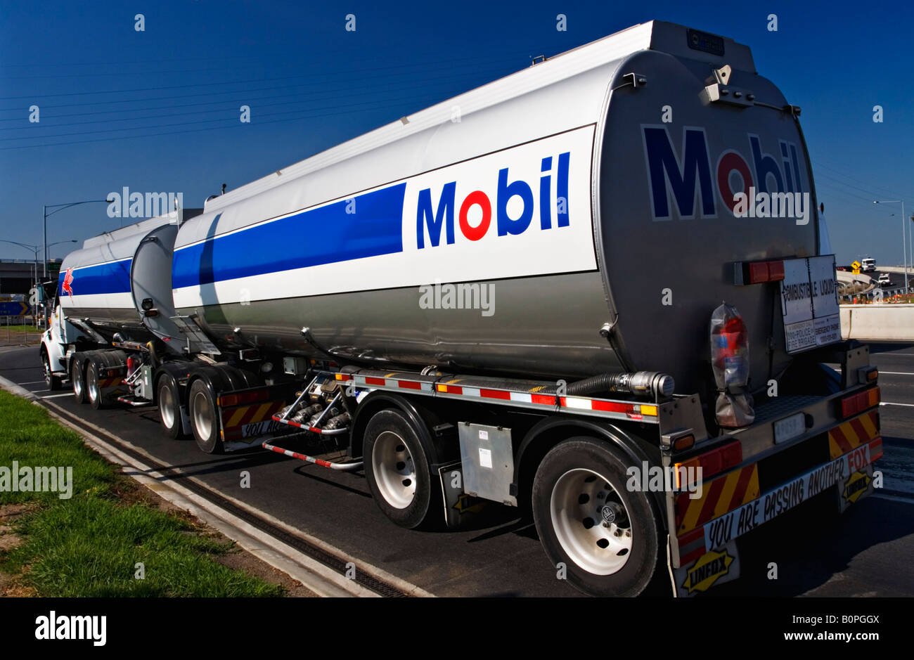 camion cisterna transportando combustible por la carretera