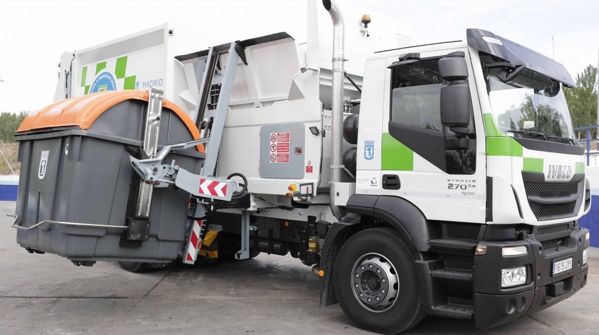 camion de basura en un vecindario