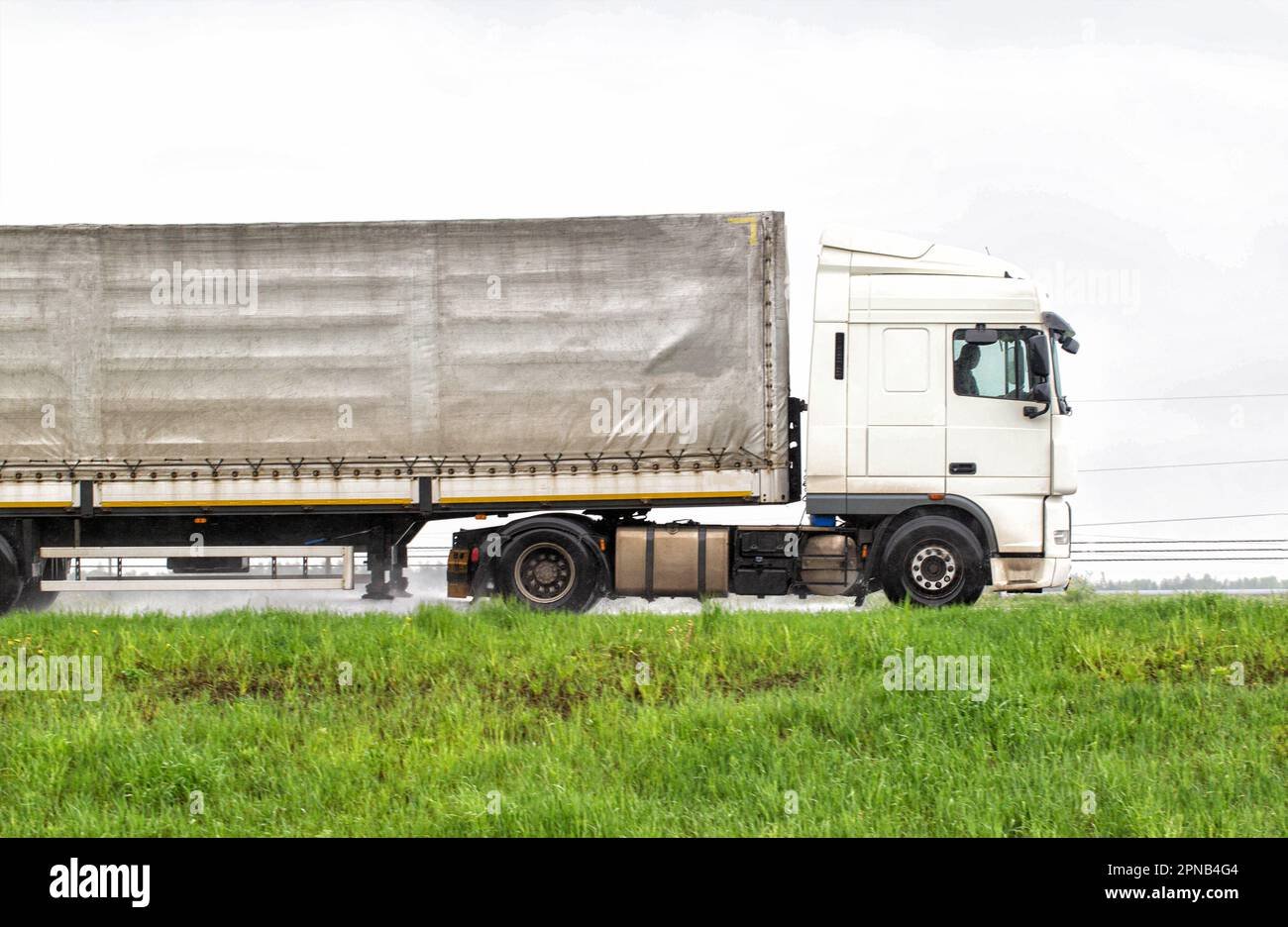 camion de carga en carretera moderno