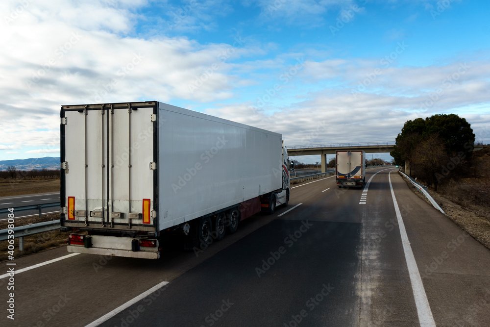 camion de carga transportando mercancia por carretera 1