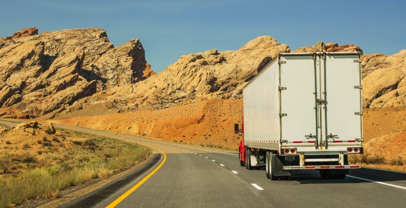 camion de mudanza en carretera panoramica
