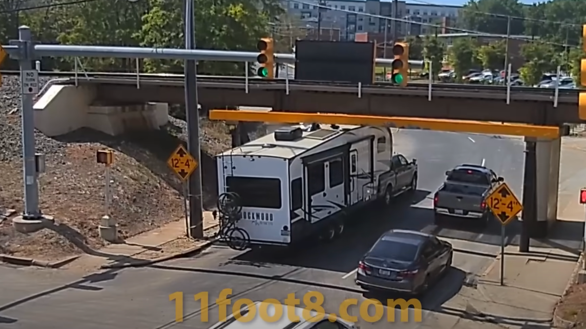 camion de mudanzas pasando por el puente