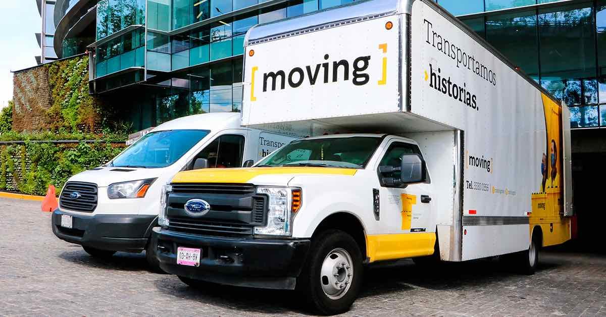 camion de mudanzas transportando automovil