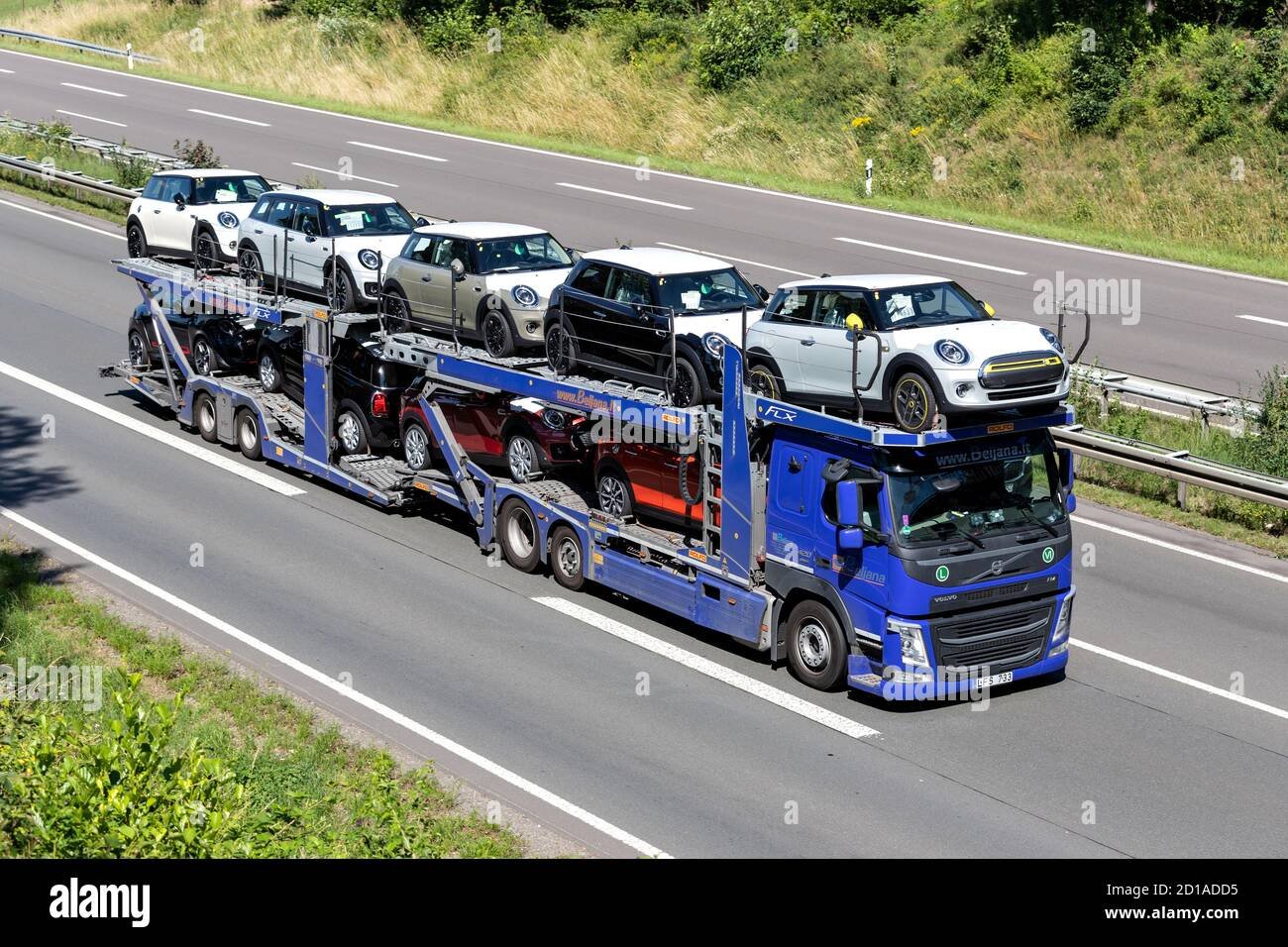 camion de transporte de autos en carretera 1