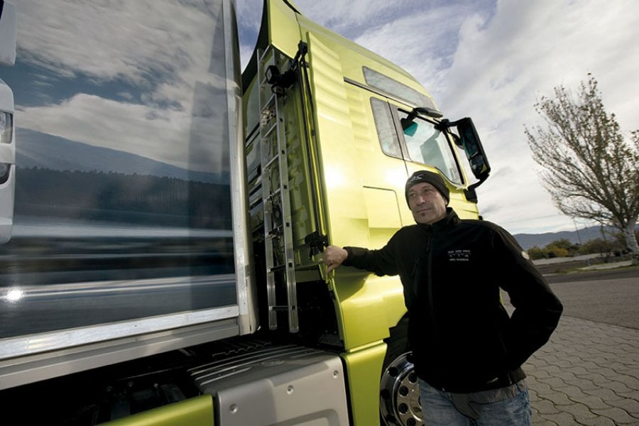 camionero descansando en area de descanso