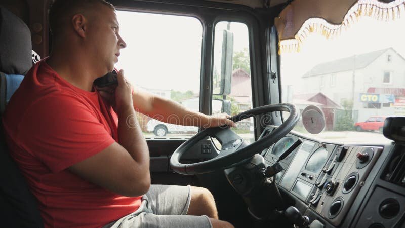 camionero feliz hablando por telefono