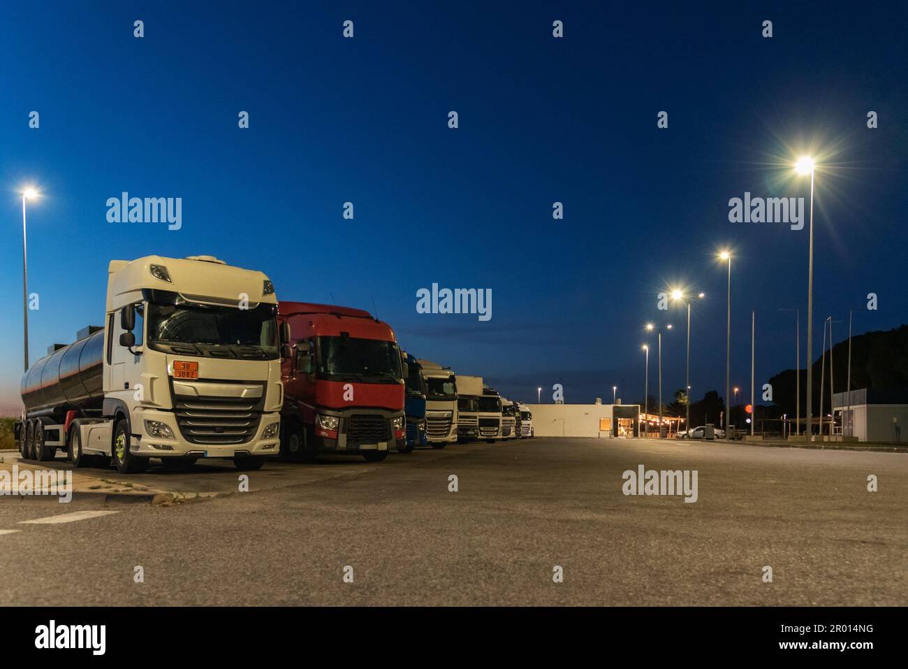 camiones descansando en estacion de servicio