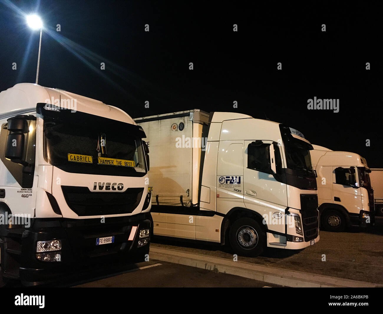 camiones estacionados en area de descanso