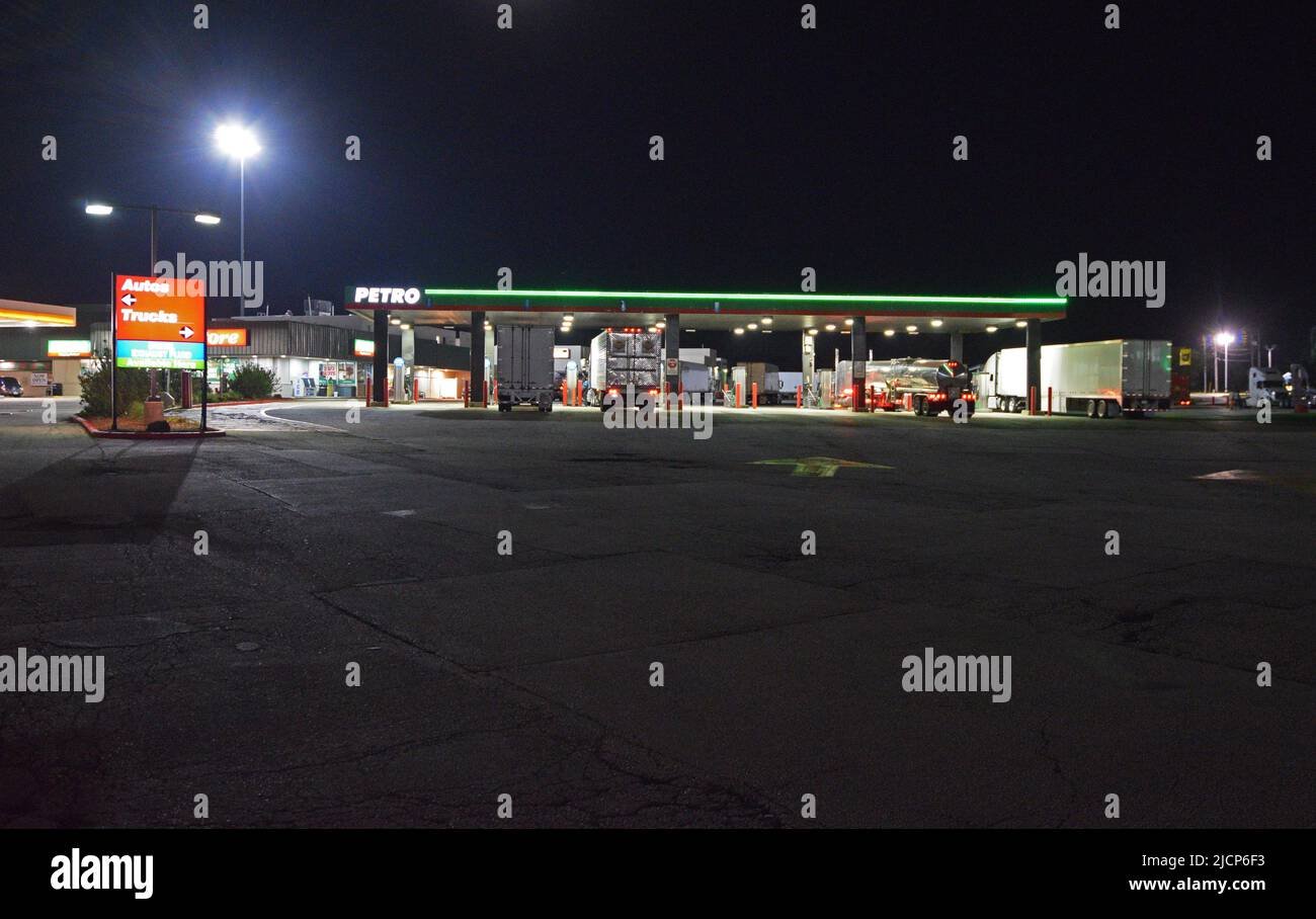 camiones estacionados en petro truck stop