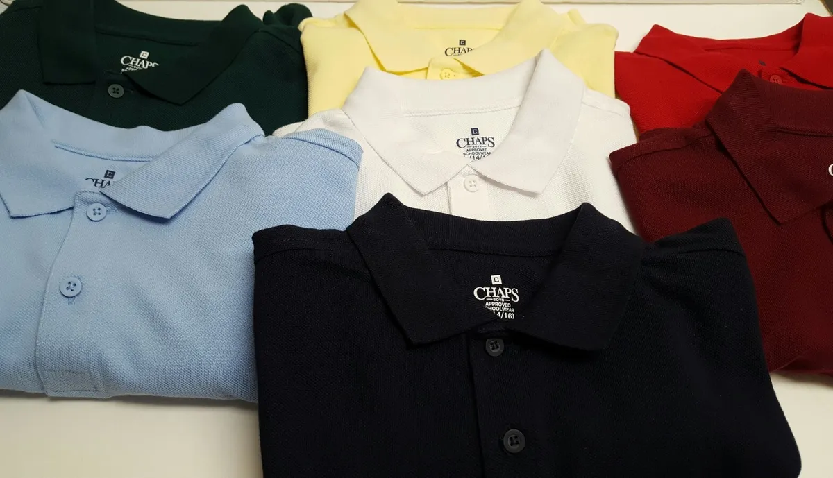 camisa de polo con etiqueta de devolucion