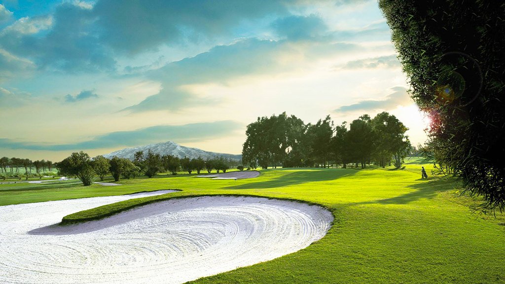 campo de golf con impresionantes colinas verdes