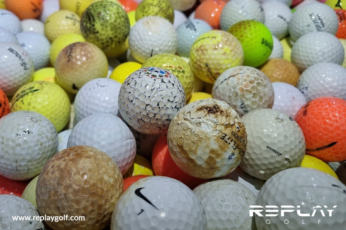 campo de golf con pelotas perdidas escondidas